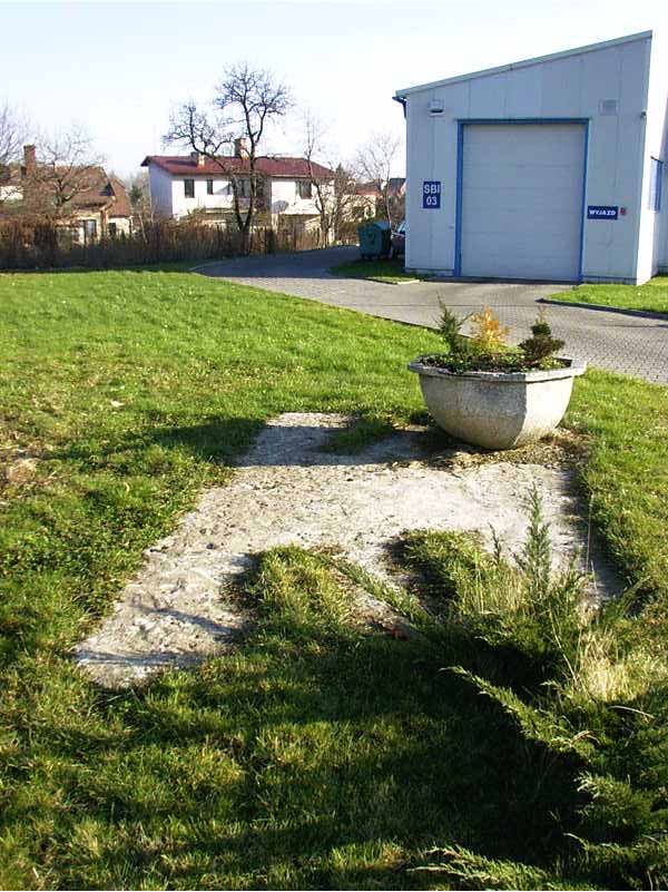 Prawdopodobnie oryginalny fragment płyty fundamentowej na placu przed Stacją Kontroli Pojazdów przy ul.Kopernika Prawdopodobnie oryginalny fragment płyty fundamentowej na placu przed Stacją Kontroli Pojazdów przy ul.Kopernika